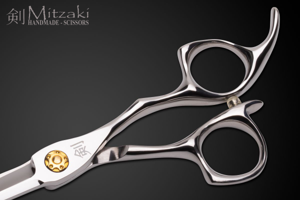 Mitzaki "Nisu"  ein Scherenset in  5,5 ZOLL oder in 6.0 ZOLL aus hochwertigem Japanstahl, perfekt  zum Slicen und allen anderen Arbeiten am Haar, ausgeprägter HOHLSCHLIFF, incl. Öler Lederetui & Zubehör